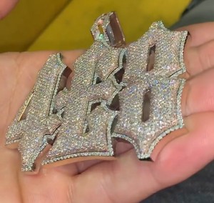 จี้เพชรตัวอักษร Thorn สุดเท่ห์ พร้อมสร้อยคิวบันแบบตัน ชุบทองคำสีกุหลาบ สร้อยคอชื่อแบบกำหนดเอง ของขวัญฮิปฮอปสุดพิเศษสำหรับเขา - Product Image 2