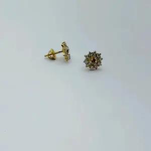 Hermosos Pendientes de Oro con Diseño de Racimo Floral, Joyería Ligera y Moderna para Bodas y Eventos Festivos - Product Image 2