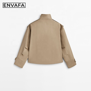 Gabardina Delgada Impermeable Personalizada con Logotipo, Corta, Informal, con Botones Dorados, Cuello Camisero, para Mujer - Product Image 3