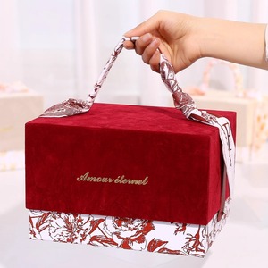 Caja de Regalo de Boda Personalizable con Dulces de Rafia. Caja de Regalo de Alta Gama con Forma Rectangular - Product Image 1