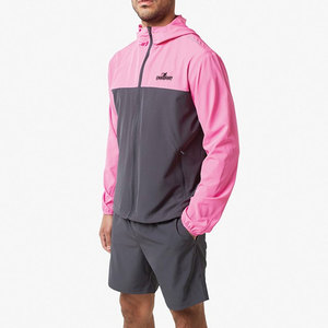 Ensemble short coupe-vent élégant avec un design confortable et un matériau doux pour un look actif et tendance au quotidien - Product Image 1