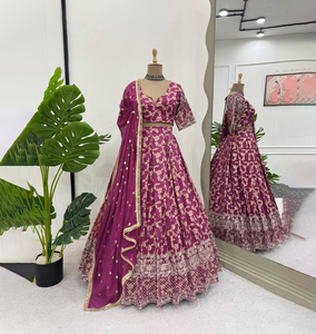 Exclusivo Lehenga Choli de Seda de Diseño Tradicional, Corte Ajustado, para Mujer, Estilo Indio, para Fiestas de Invierno, Bodas, Eventos Nupciales, Bollywood - Product Image 1