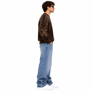 Suéter de punto oversize para hombre, color marrón chocolate, con gráfico bordado en contraste, cuello redondo, estilo streetwear. - Product Image 2