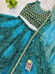 Conjunto Tradicional Indio-Pakistaní de Lehenga Choli para Mujer, Estampado, en Faux Georgette, Verde con Bordado Dorado, Largo hasta el Suelo, para Bodas - Product Image 6