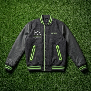 Chaqueta Letterman para Hombre, Color Carbón, Cuerpo de Lana, Mangas de Cuero Negro, Ribete Verde, Bordado Personalizado, Estilo Bomber, OEM, ODM - Product Image 3
