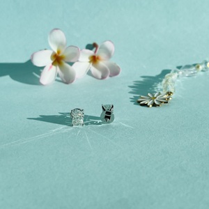 Pendientes de diamantes cultivados en laboratorio con certificación GIA de 1.50 CT, corte Radiant, color F, brillo excelente, diseño minimalista unisex en oro blanco de 18k. - Product Image 3