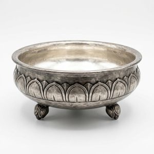Bol Urli indien en aluminium gaufré fait main de 28 cm, couleur argent antique, de la marque WB Inc, pour les centres de table et décorations de mariage et d'hôtel - Product Image 1