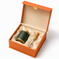 Boîte cadeau à thé rigide personnalisée orange avec couvercle à charnière, insert en velours, boîte à matcha et fouet en bambou