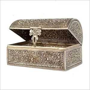 Vintage Gold Metal Jewelry <b>Box</b> Embossed Pattern Rectangular Keepsake Storage Container Lidded <b>Trinket</b> Organizer Chest <b>Box</b> - Product Image 5