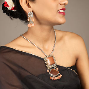 Conjunto de Collar y Pendientes de Plata Oxidada Bañada en Oro con Cristales de Estrás y Engaste de Bisel Estilo Bohemio Vintage para Boda - Product Image 5