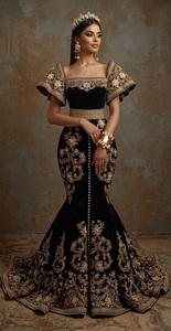 Magnifique robe de mariée Fergani en velours noir, longueur ras du sol, avec broderies dorées, pour femme, coupe ajustée, style sirène. - Product Image 2