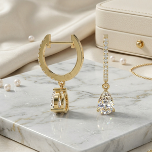 Boucles d'oreilles pendantes Huggie linéaires de luxe plaquées or 14K avec diamants de laboratoire poire et ronds de 1,20 CTW - Product Image 2