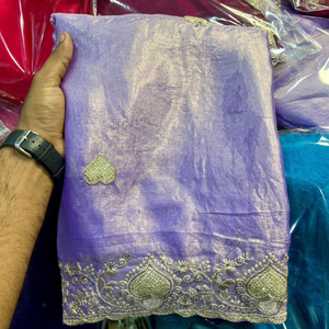 Sari en soie organza lavande de luxe avec bordure brodée de Zari doré et travail de pierres - Tenue de mariage ethnique indienne - Product Image 1