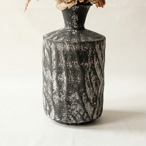 Vase à fleurs artisanal texturé noir, finition rustique noire avec des accents blancs vieillis pour une décoration intérieure moderne - Product Image 5