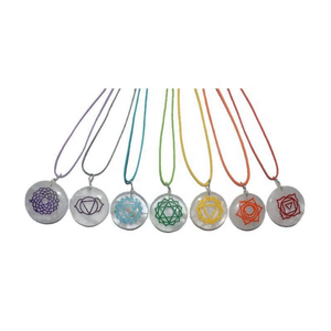 Pendentif en agate Umar gravé avec les 7 symboles des chakras, pour l'équilibre holistique, avec placage en zinc bleu pour la fabrication de bijoux - Product Image 2