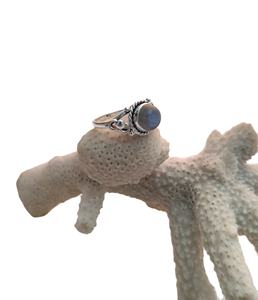 แหวนเงินแท้ 925 ประดับพลอยลาบราดอไรต์สีน้ำเงินทรงคาโบชอง 7x7 มม. ดีไซน์แบบฝังขอบเงินชุบ สำหรับงานแต่งงานและงานปาร์ตี้ - Product Image 1