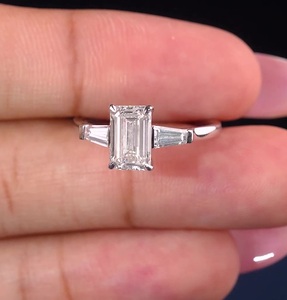 Bague d'anniversaire en diamant de laboratoire taille émeraude certifiée IGI avec pierres latérales baguette effilées pour femme, bague cadeau à trois pierres - Product Image 1