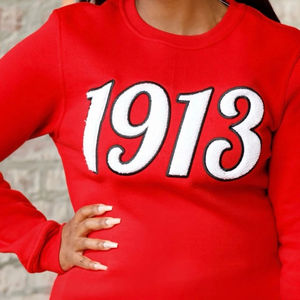 เสื้อสเวตเตอร์คอกลม 1913 Script Chenille สีดำ ผ้าฝ้ายพรีเมียม สำหรับชมรมนักศึกษากรีก DST Delta เสื้อลำลองสำหรับฤดูหนาว - Product Image 3