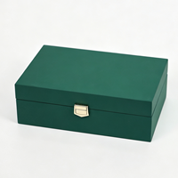 Maßgefertigte Schmuckorganizer-Box in Waldgrün mit 8 Halskettenhaken, Ringrollen, Uhrenkissen und Magnetverschluss - Aufbewahrungs- und Präsentationsbox