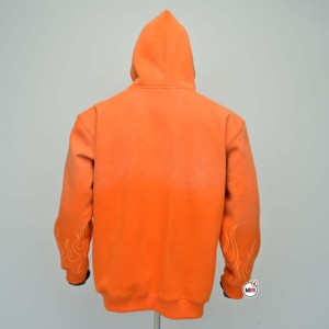 เสื้อฮู้ดผู้ชายสีส้มแบบกำหนดเองสำหรับฤดูหนาว ผ้าฝ้ายฟลีซ มีกระเป๋าหน้า พิมพ์ลายตัวอักษรประดับเพชรรูปเปลวไฟ - Product Image 2