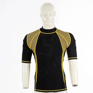 เสื้อแรชการ์ดแขนสั้นสีดำและสีเหลืองสำหรับผู้ชาย แห้งเร็ว ผลิตจากโพลีเอสเตอร์ เหมาะสำหรับเล่นกีฬาและว่ายน้ำ - Product Image 3