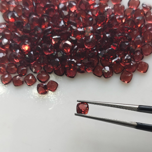 Granat rouge naturel 4 mm, taille coussin, qualité supérieure, pierre précieuse en vrac pour la fabrication de bijoux - Product Image 1