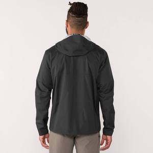 เสื้อแจ็คเก็ตกันฝนผู้ชายแบบสปอร์ตสีพื้นบางเบา กันน้ำ ซิปเต็มตัว ปรับชายเสื้อได้ มีโลโก้ด้านหน้าและฮู้ด ขายส่งแบบสั่งทำ - Product Image 3