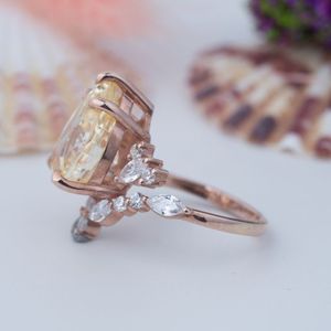 Luxeora Nouvelle Bague Couronne de Luxe Style Princesse Unique en Argent S925 Plaqué Or avec Moissanite Taille Poire 2 carats pour Femme - Product Image 2