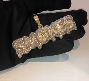 Colgante Personalizado con Letras de Burbuja con Incrustaciones de Diamantes Moissanite, Colgante con Nombre en Plata de Ley 925 Chapada en Oro con Micro Pavé Personalizado - Product Image 1