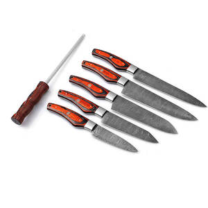 Ensemble de couteaux de chef en acier Damas sur mesure OEM, outils de cuisine faits à la main, manche en bois et étui en cuir, ensemble de couteaux de chef de qualité supérieure - Product Image 1