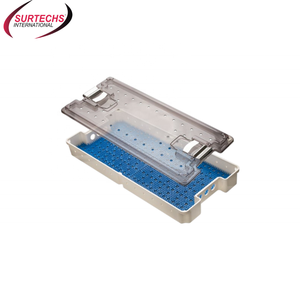 Contenedores de instrumentos y endoscopios manuales de Surtechs con bridas de goma para una fijación segura del instrumento - Product Image 1