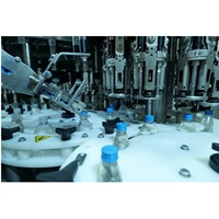 Machine de capsulage automatique en aluminium ROPP la plus vendue pour un capsulage efficace des bouteilles et une fermeture sécurisée des bouchons en aluminium