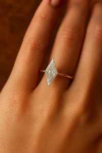 Anillo de compromiso de lujo con moissanita de 1.50 quilates corte cometa, oro amarillo de 14K, anillo de promesa solitario, joyería de diamantes de corte elegante para mujer - Product Image 4