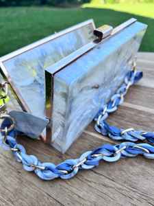 Pochette en résine faite à la main, argentée et blanche, avec chaîne dorée - Product Image 2