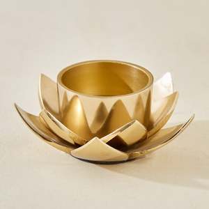 Support de Bougie Chaude Soma Pema Lotus Doré, Artisanat Écologique et Durable, Décoration Religieuse pour la Maison - Product Image 1