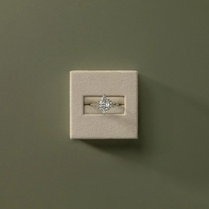 Bague de fiançailles en or massif 14 carats avec diamant taille marquise, halo et bande pavée, certifiée IGI, style classique - Product Image 2