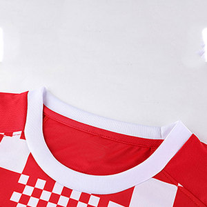 Conjunto de Uniforme de Fútbol Rojo y Blanco Personalizable, Equipación de Equipo con Impresión Personalizada, Uniforme de Fútbol con Diseño de Corte Diagonal - Product Image 3