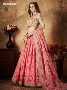 Conjunto de lehenga color melocotón con diseño moderno y elegante, organza con estampado floral digital y lentejuelas bordadas, proveedor de Surat. - Product Image 3