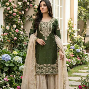 Collection exclusive de costumes de soirée en soie GMY pour femmes - Product Image 1