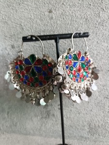 Boucles d'oreilles en argent afghan d'inspiration antique avec motifs de médaillons en forme de soleil, accents perlés de haute qualité et éléments tribaux traditionnels - Product Image 3