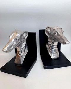 Sujetalibros Tradicionales de Aluminio Hechos a Mano para Decoración de Hogar de Diseño y Decoración de Bodas, Personalizables, Duraderos y Resistentes - Product Image 1
