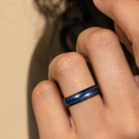 Bague de mariage en tungstène noir avec incrustation en fibre de carbone pour homme, bague à bords biseautés hautement polis, vente en gros directe d'usine
