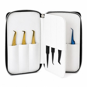 Ijrak - Caja de Almacenamiento de Pinzas para Extensión de Pestañas de Piel Sintética de Alta Calidad, con 12 Ranuras para Pinzas, Partición Central, Portátil - Product Image 1