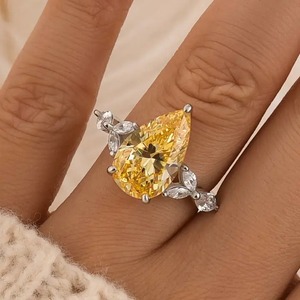 Bague de fiançailles en argent 925 plaqué or avec moissanite de 4,5 carats taille poire, pierre blanche et pierres latérales taille marquise, certifiée pour femme - Luxe - Product Image 1
