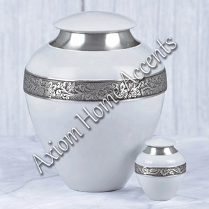 Urne artisanale en laiton avec motifs décoratifs, parfaite pour les services funéraires et commémoratifs par Axiom Home Accents - Product Image 4