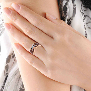 Anillo de Diamantes Entrecruzados de Lujo con Banda Ancha Abierta y Esmalte Marrón en Oro Rosa de 18K - Product Image 2