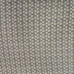 Tela de encaje ligera de malla con bordado floral diminuto y detalles de hilo Buti sobre una base de red blanca, la más vendida para vestidos. - Product Image 2