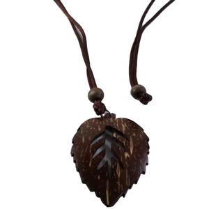 ชุดเครื่องประดับทำมือจากเปลือกมะพร้าว  เป็นมิตรกับสิ่งแวดล้อม  ประกอบด้วยสร้อยคอและต่างหู  จากเวียดนาม - Product Image 1