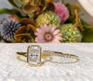 Bague Lurba Jewels en or jaune 14 carats massif avec moissanite taille radiant de 2 carats sertie clos et alliance assortie – Cadeau de luxe pour mariage ou anniversaire - Product Image 4