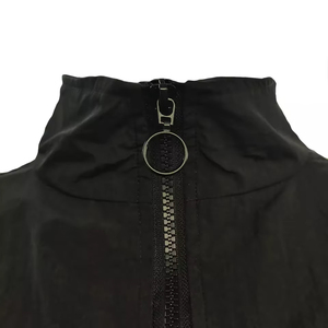 Survêtement d'hiver noir pour hommes, idéal pour le jogging et les activités sportives, fabriqué avec des matériaux de haute qualité, disponible avec logo et design personnalisés. - Product Image 3